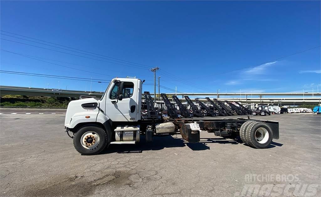 Freightliner 108SD Chassis met cabine