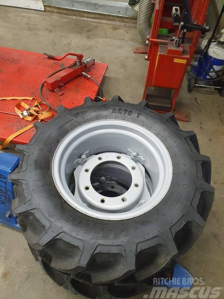 Mitas 2 st nya traktordäck 320/70 R20 Tyres, wheels and rims