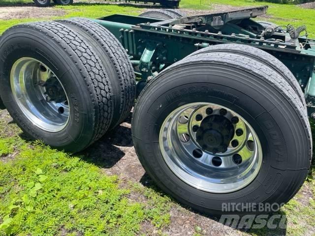 Mack CXU613 Pinnacle Trekkers