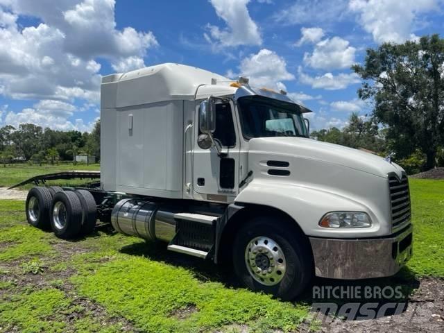 Mack CXU613 Pinnacle Trekkers