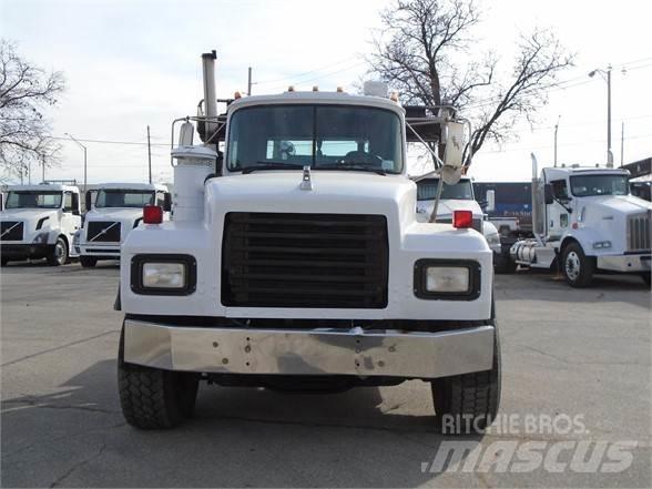 Mack RD600 Vrachtwagen met containersysteem