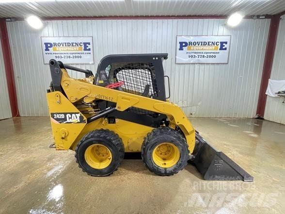 CAT 242D Schrankladers