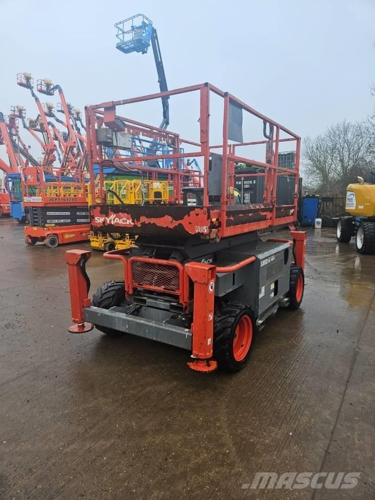 SkyJack 6832RT Schaarhoogwerkers
