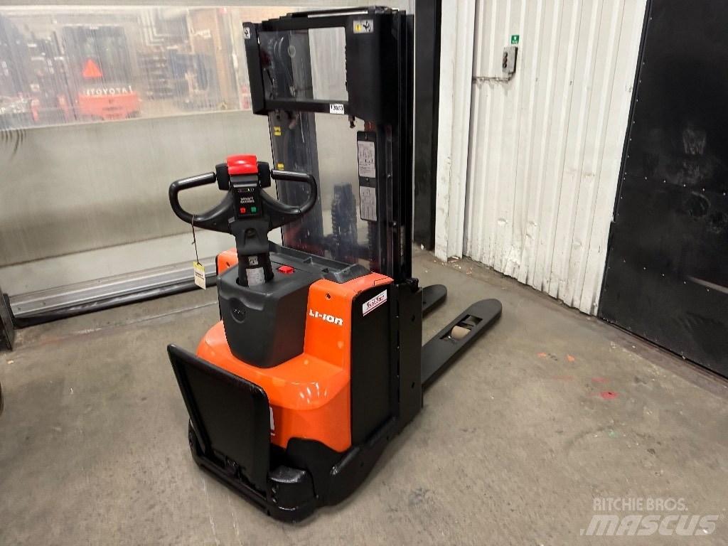 Toyota SWE120L Stapelaar meeloop