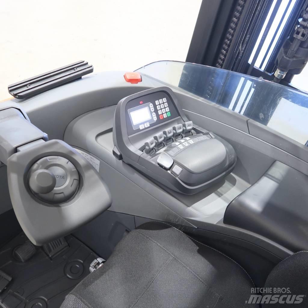 Toyota RRE160H Reachtruck voor hoog niveau
