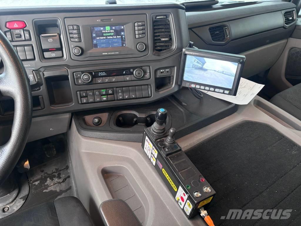 Scania P 360 Vrachtwagen met containersysteem