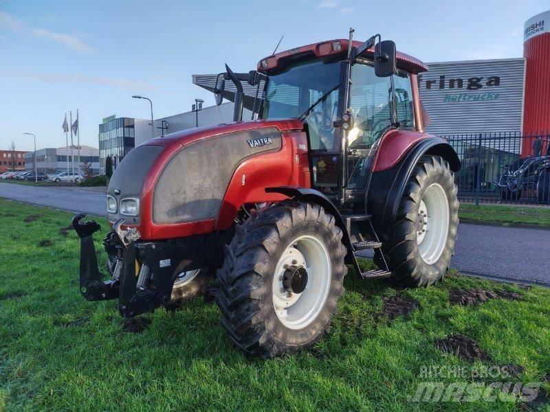 Valtra M 130 Tractoren