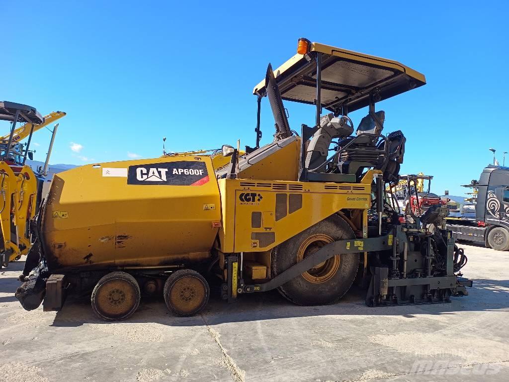CAT AP 600F Asfaltafwerkmachines