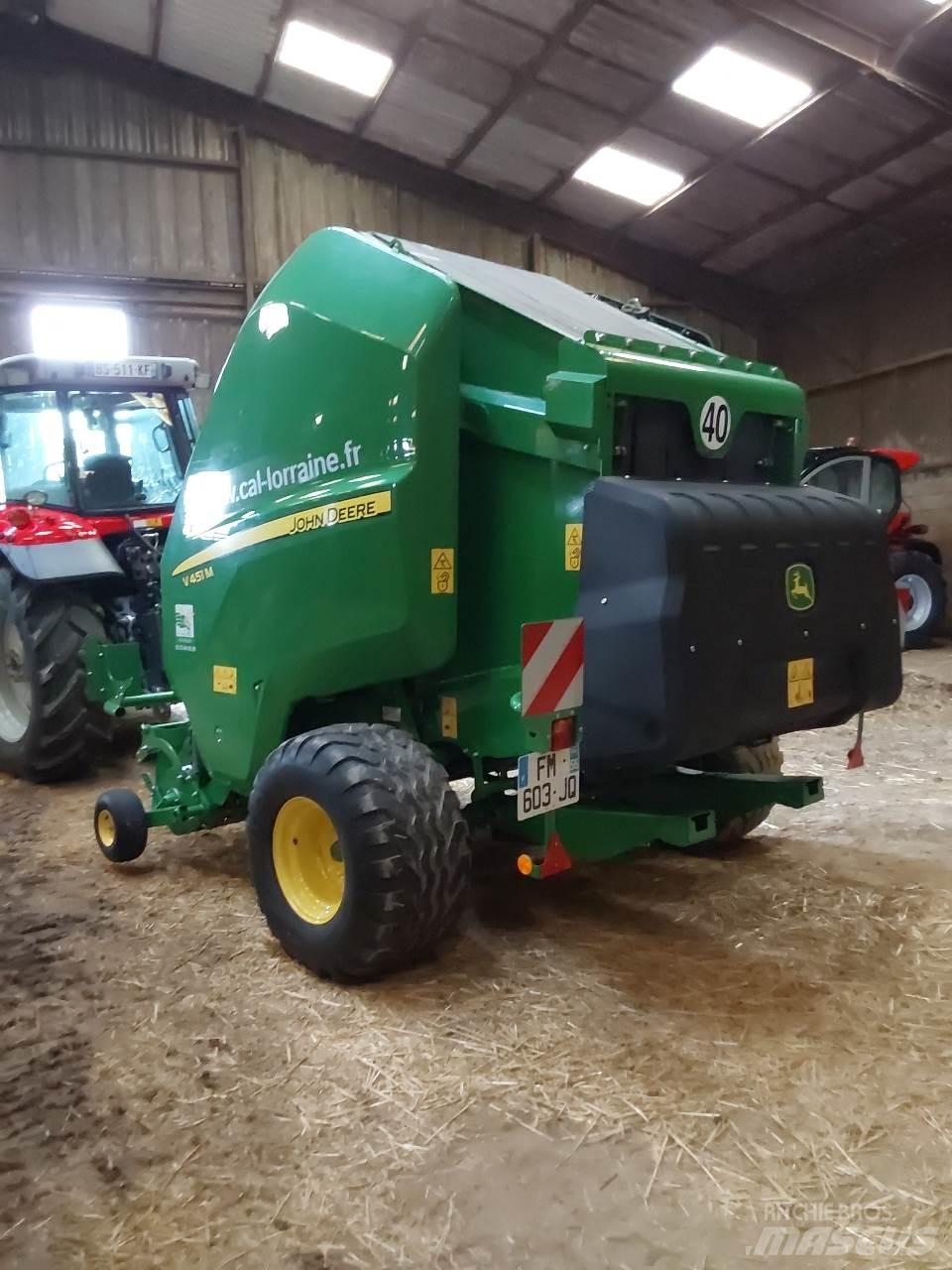 John Deere V 451 M Ronde-balenpersen
