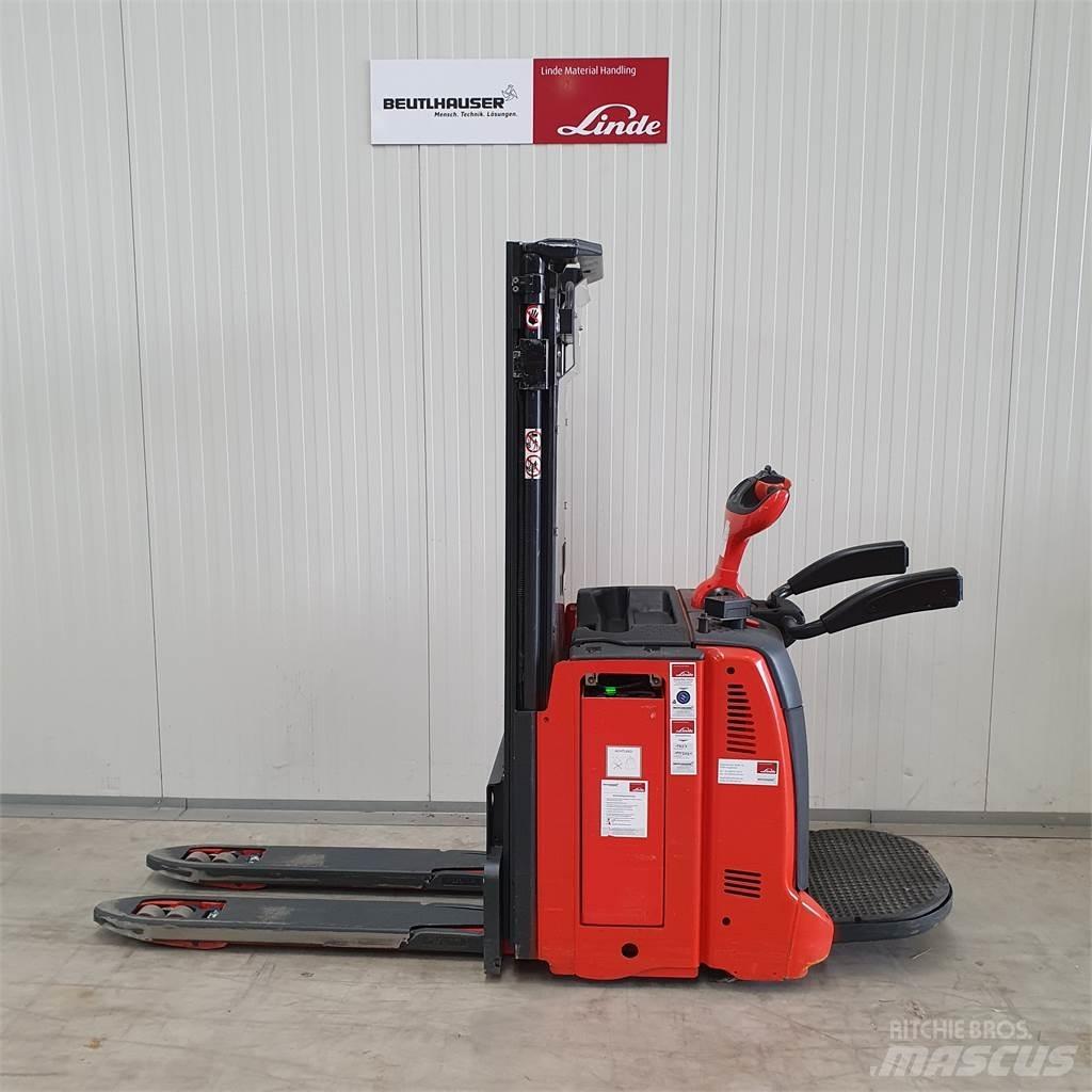 Linde D12AP Stapelaar meeloop