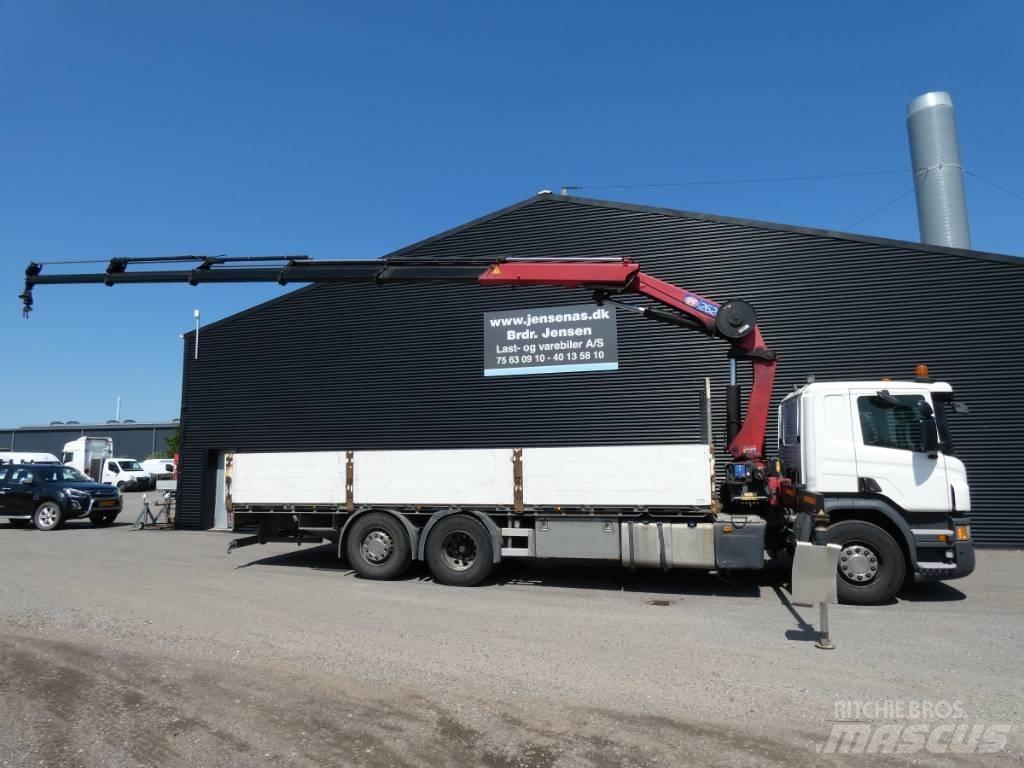 Scania P 450 Vlakke laadvloer met kraan