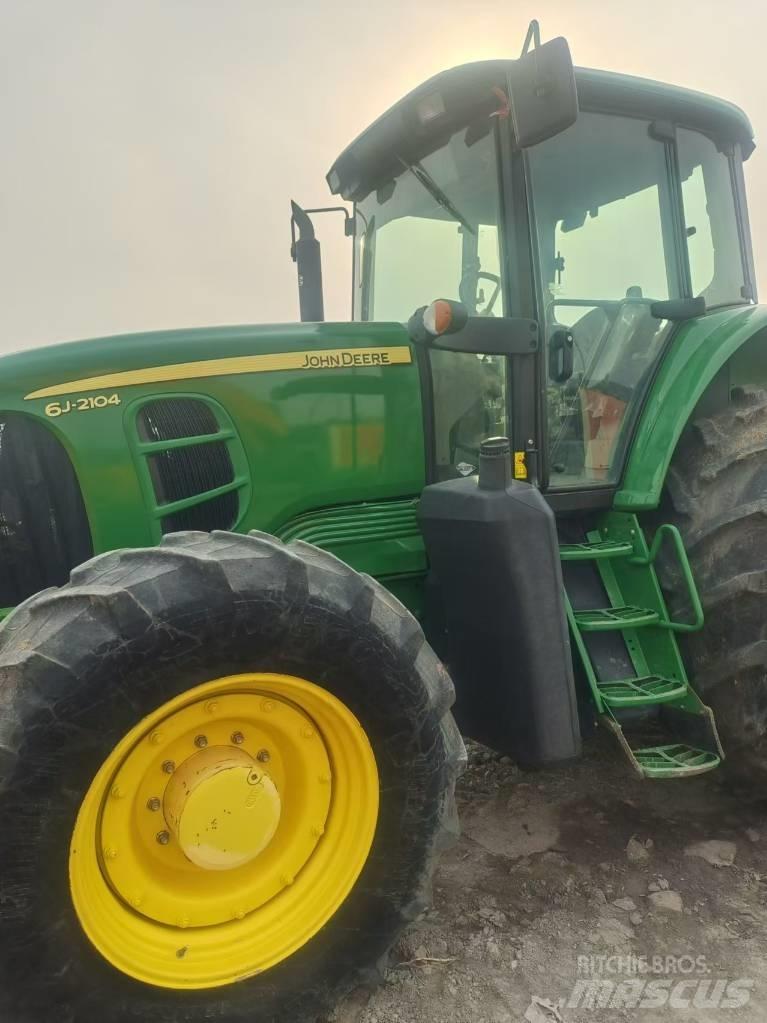 John Deere 6J-2104 Tractoren