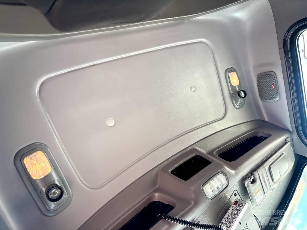 Peterbilt 389 Trekkers
