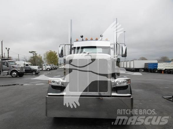 Peterbilt 389 Trekkers