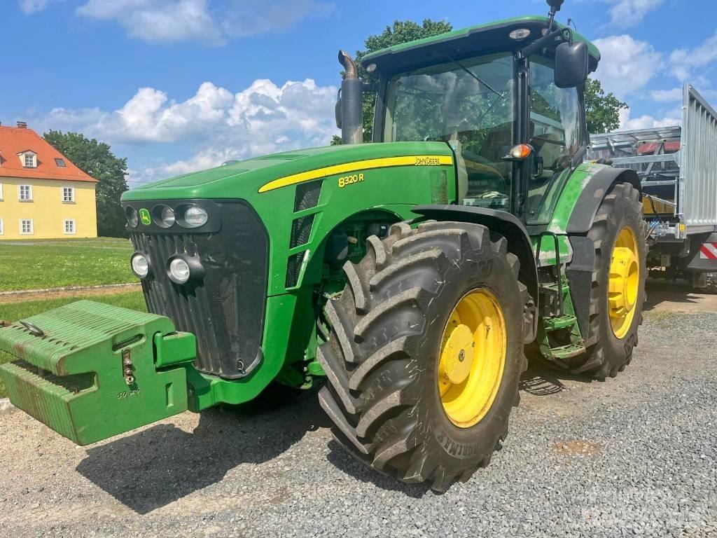 John Deere 8320 R Tractoren