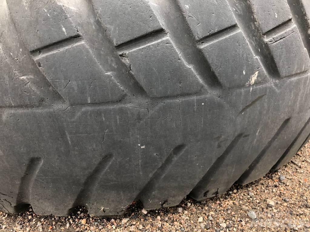 Nokian 400/80R28 Banden, wielen en velgen