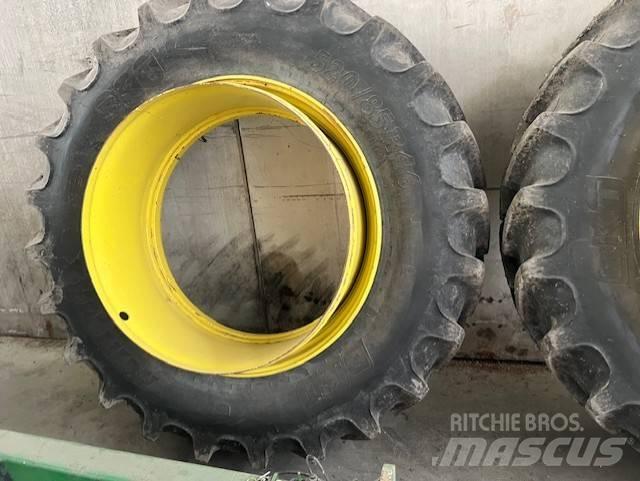 BKT 520/85R46 Banden, wielen en velgen