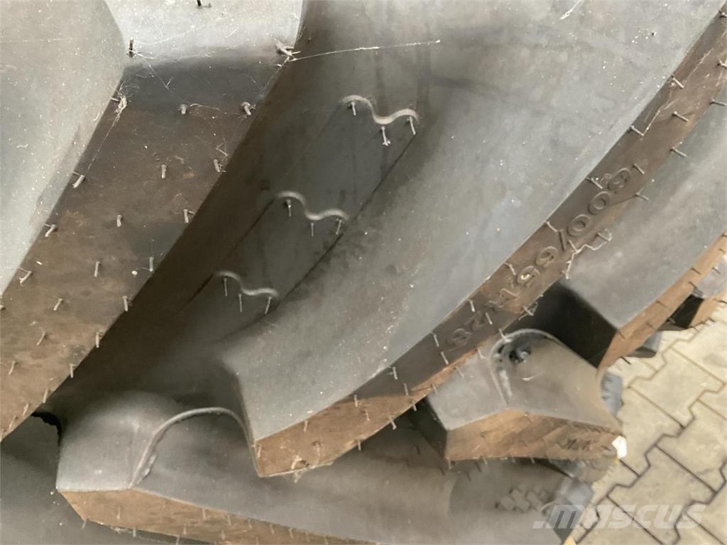 BKT 600/65R28 Banden, wielen en velgen