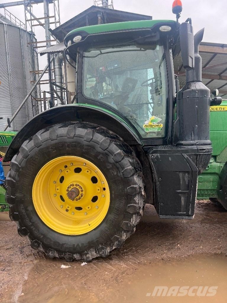 John Deere 8320 R Tractoren