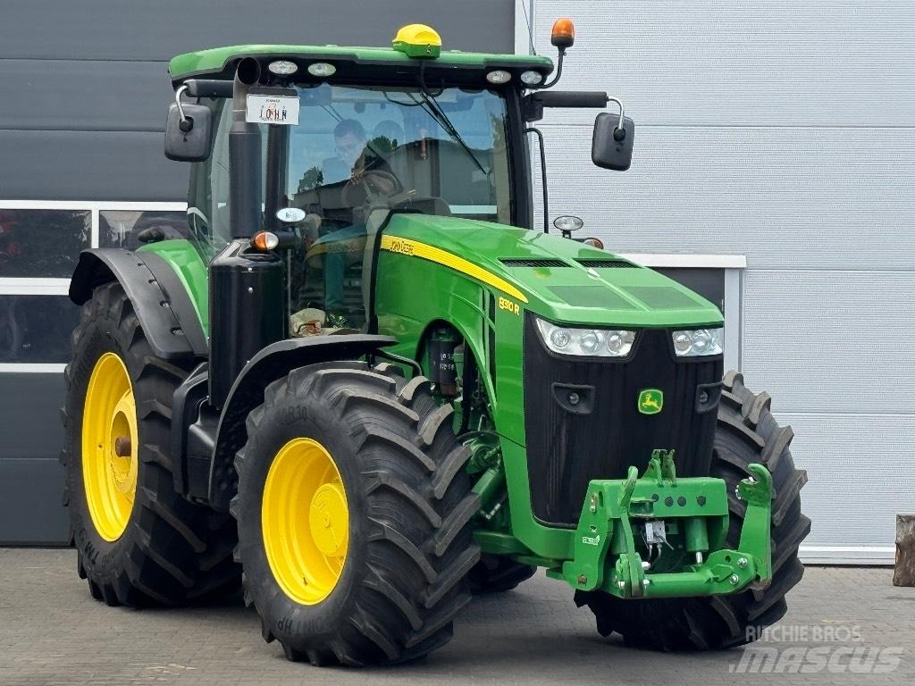 John Deere 8310 R Tractoren