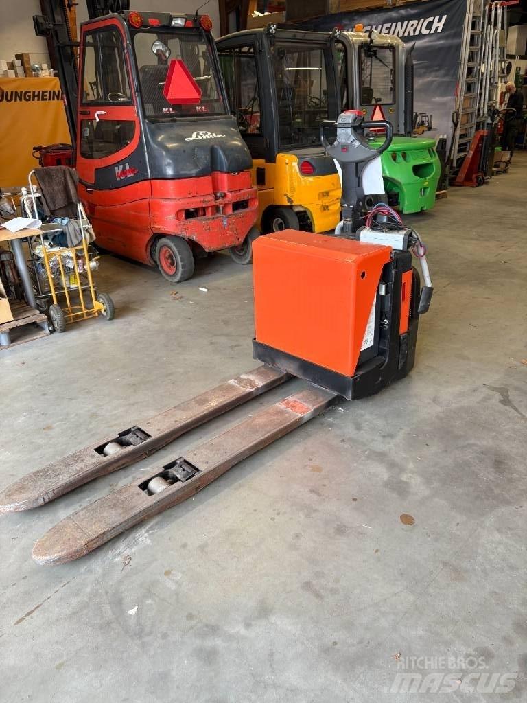 BT LPE 200 / 8 Meerij pallettruck met platform