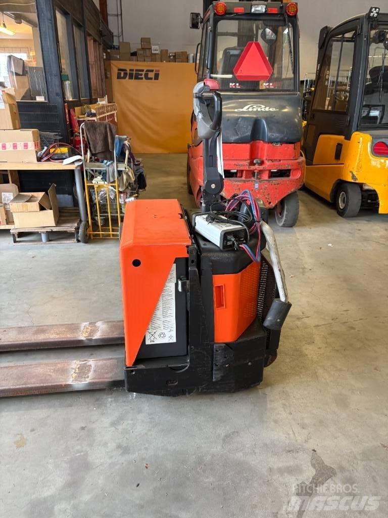 BT LPE 200 / 8 Meerij pallettruck met platform