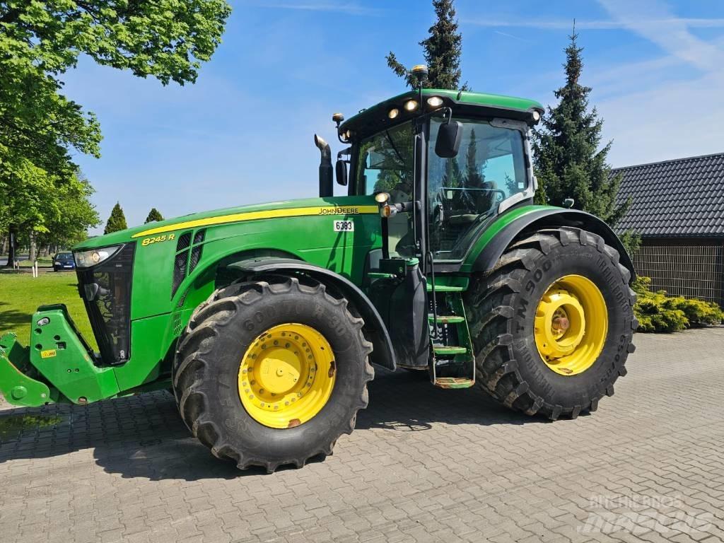 John Deere 8245 R Tractoren