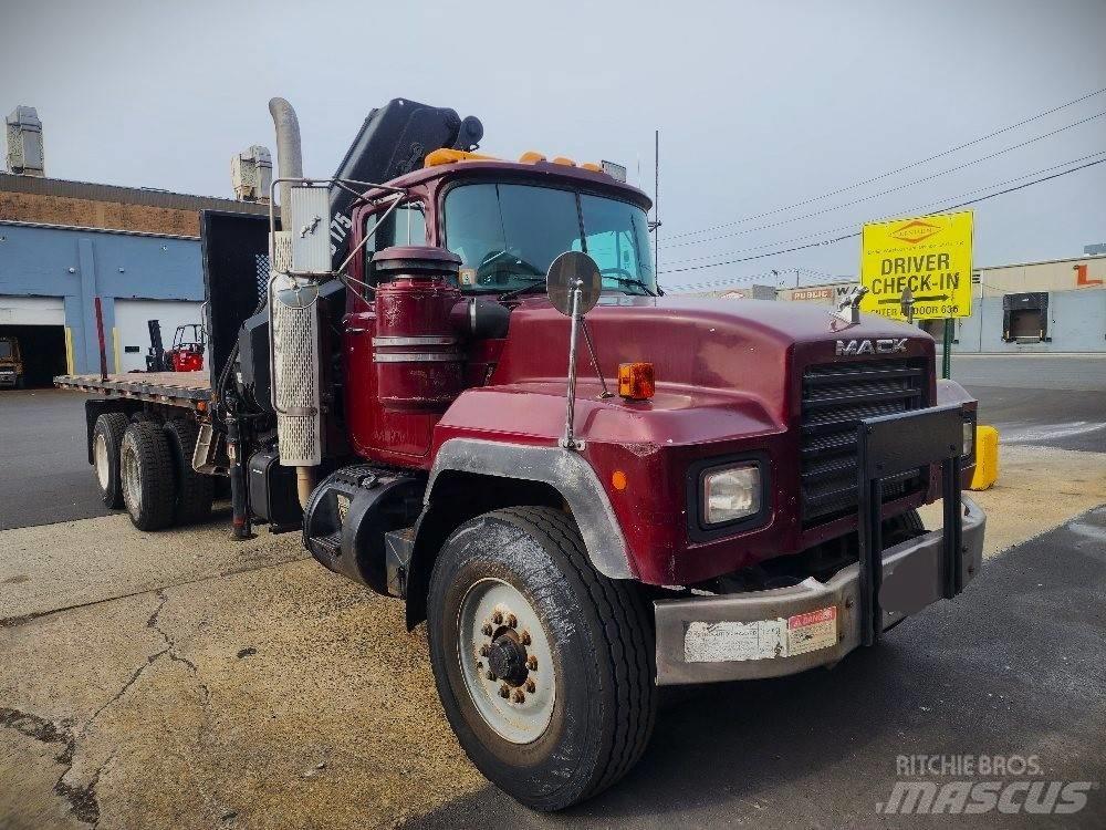 Mack RD 690 S Vlakke laadvloer met kraan