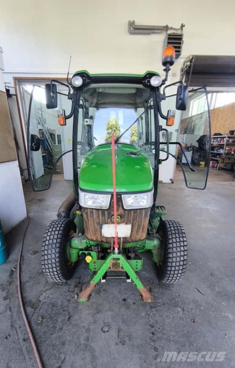 John Deere 3046R Compacttrekkers