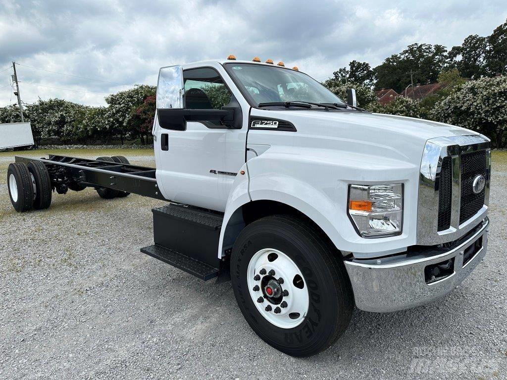 Ford F-750 Chassis met cabine