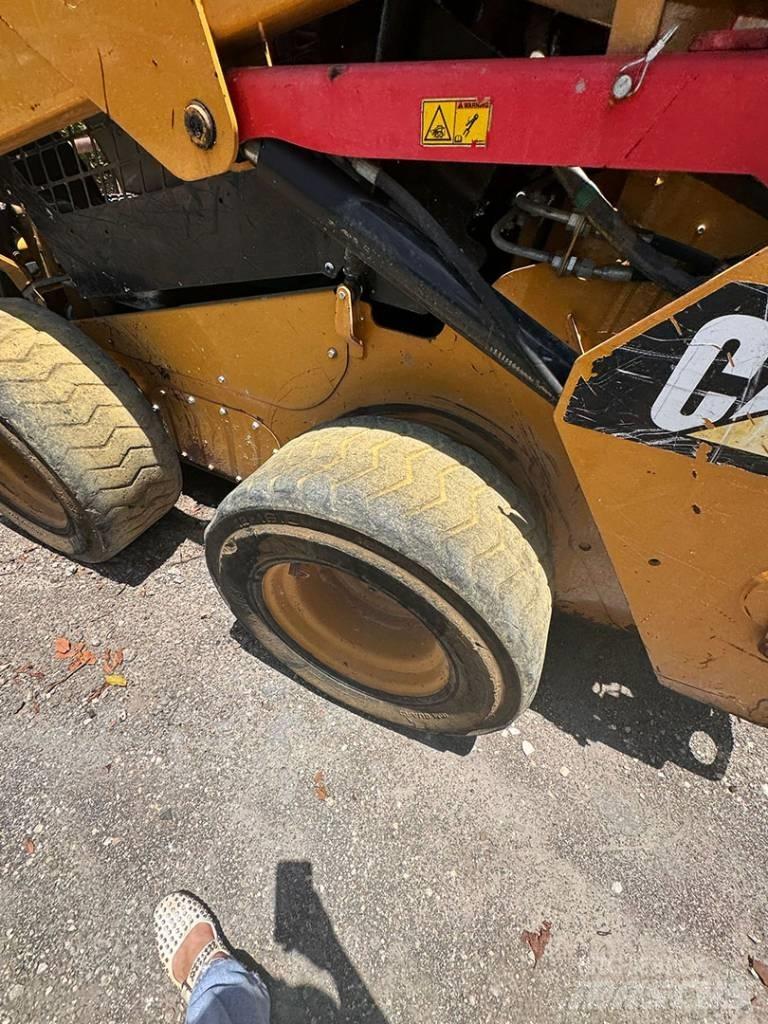 CAT 242 D Schrankladers