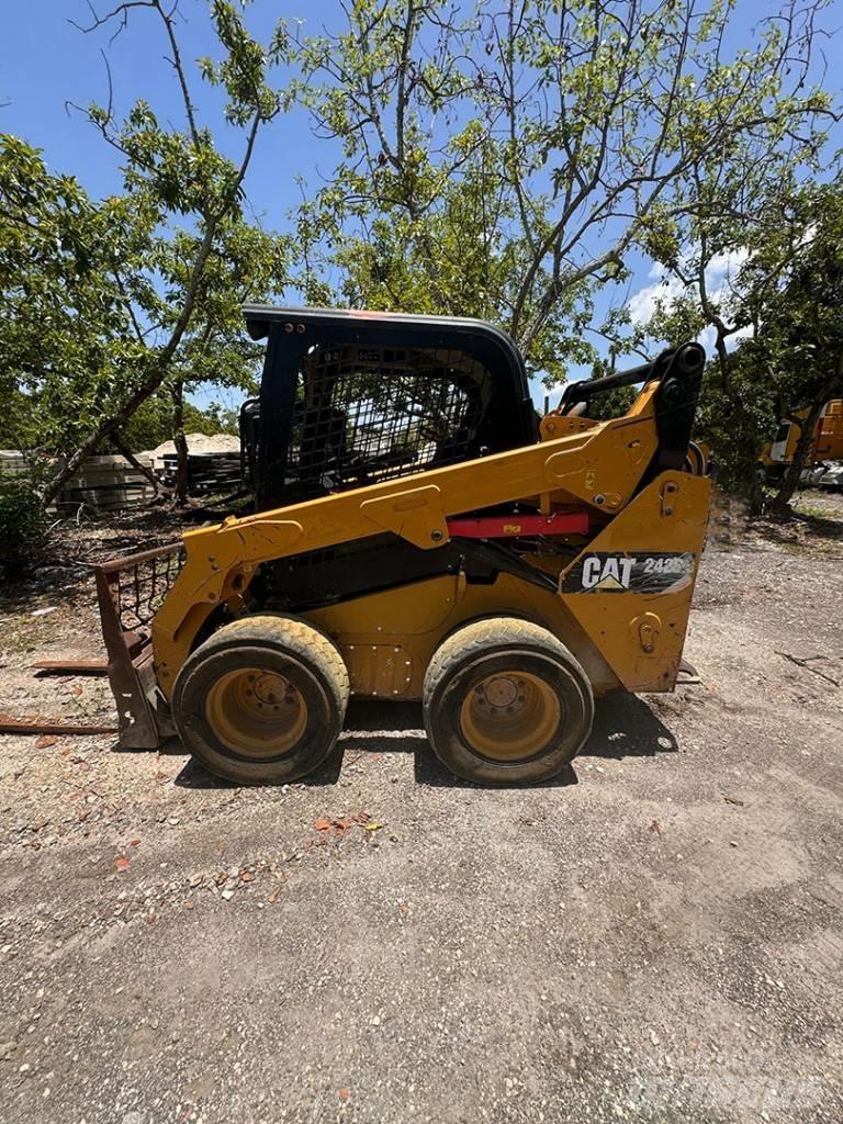 CAT 242 D Schrankladers