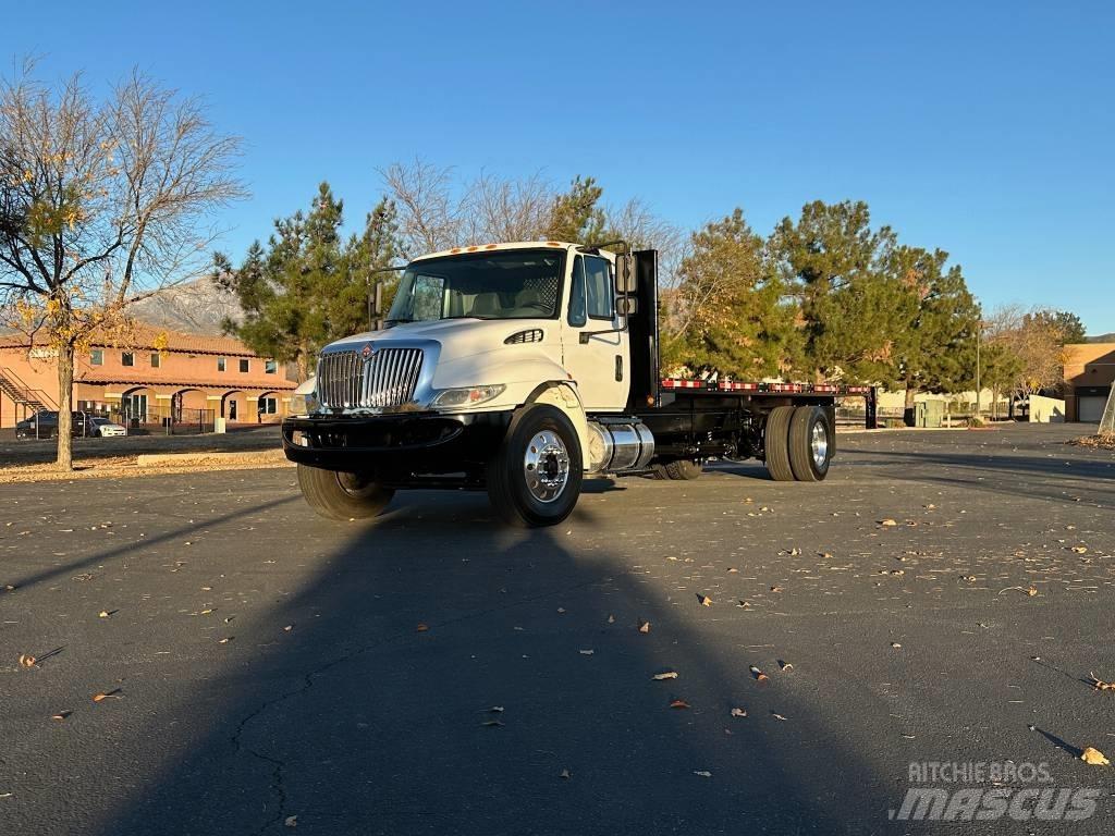 International 4300 Platte bakwagens