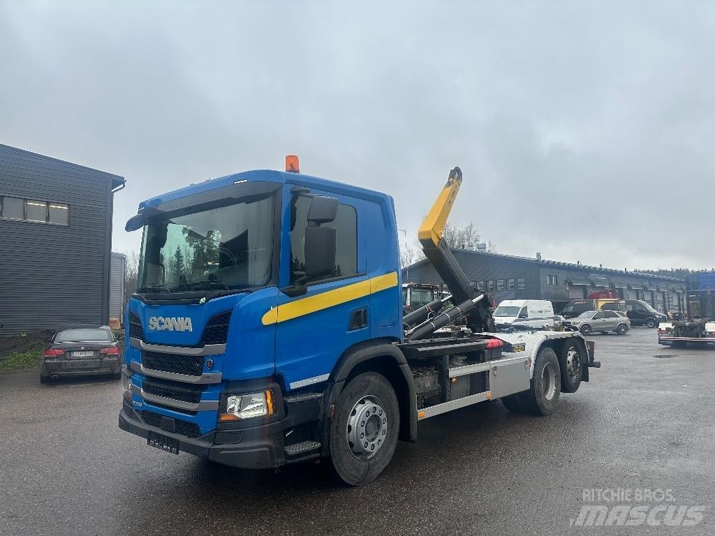 Scania P 360 Vrachtwagen met containersysteem