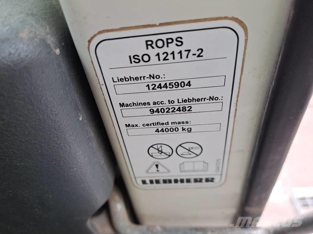 Liebherr R 946 Rupsgraafmachines