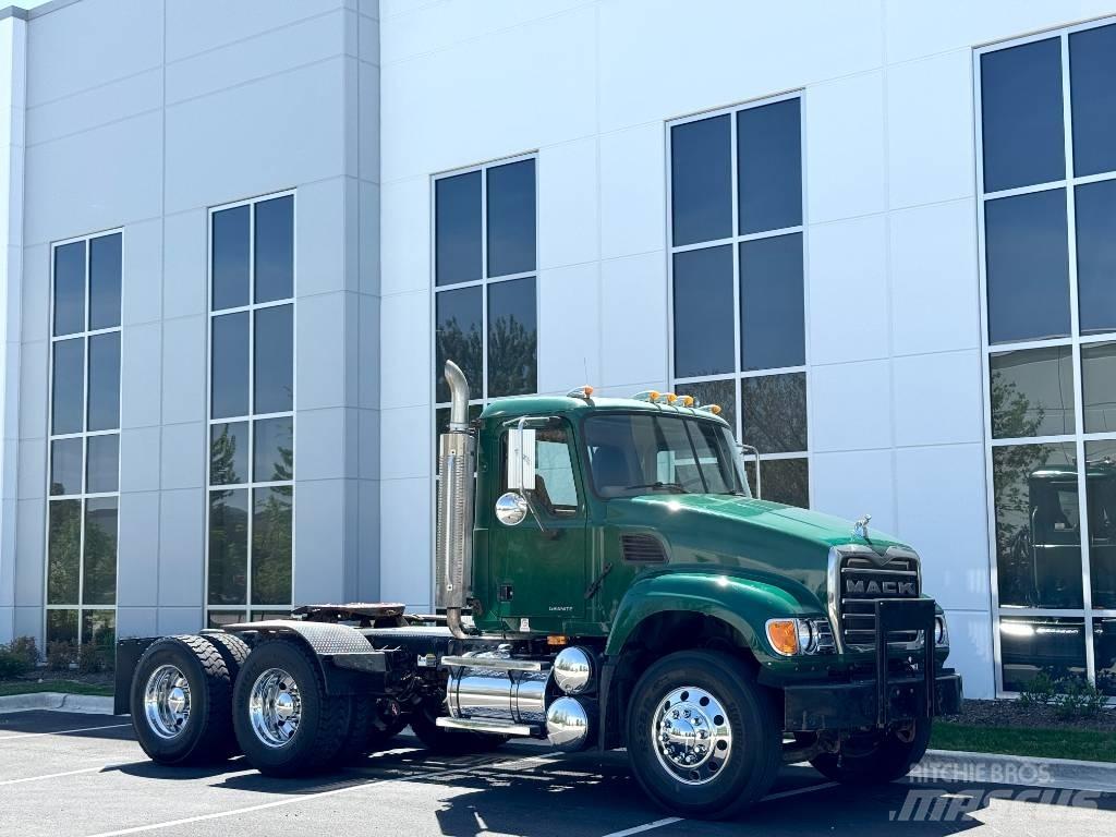 Mack Granite CV713 Trekkers