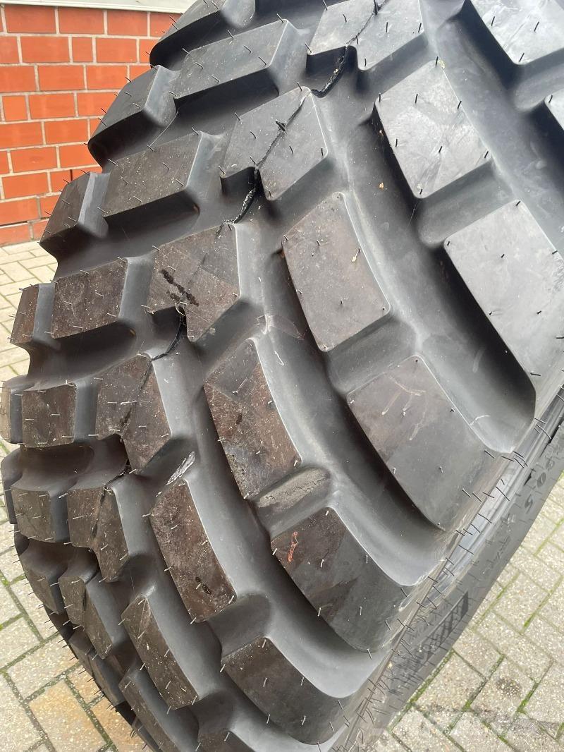 BKT 650/65R30,5 Banden, wielen en velgen