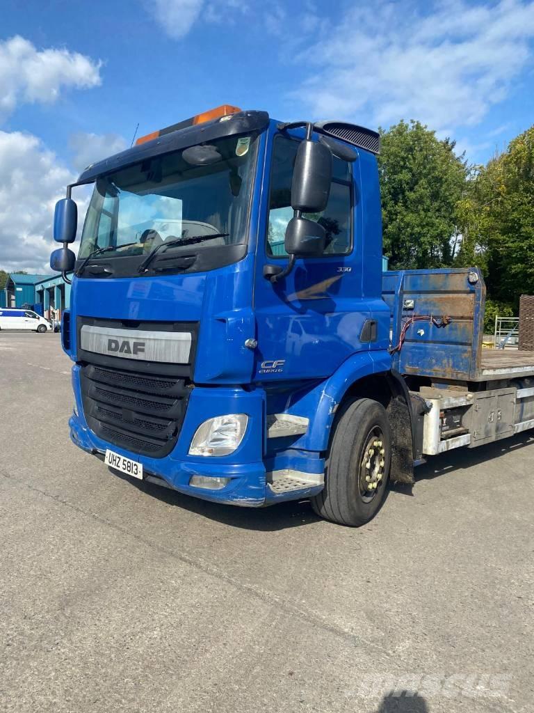 DAF CF 330 Vlakke laadvloer met kraan