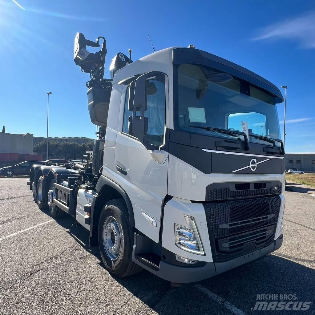 Volvo FM Vlakke laadvloer met kraan