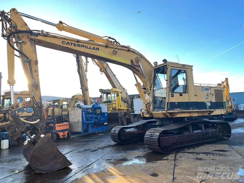 CAT 225 Rupsgraafmachines