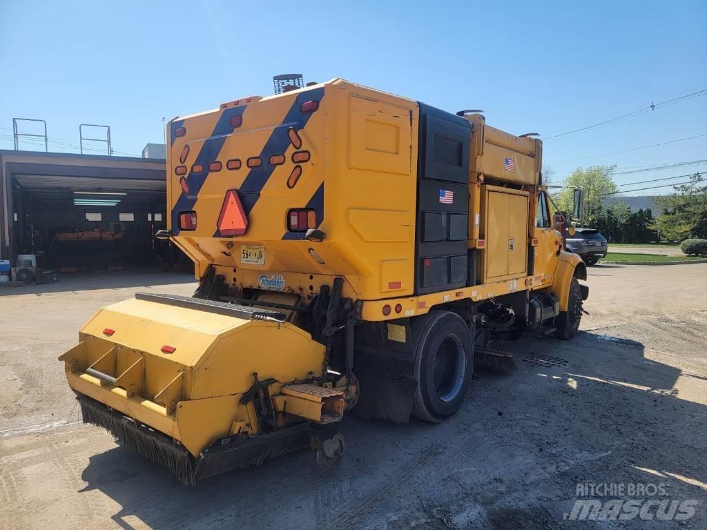 International 4700 Veegwagens