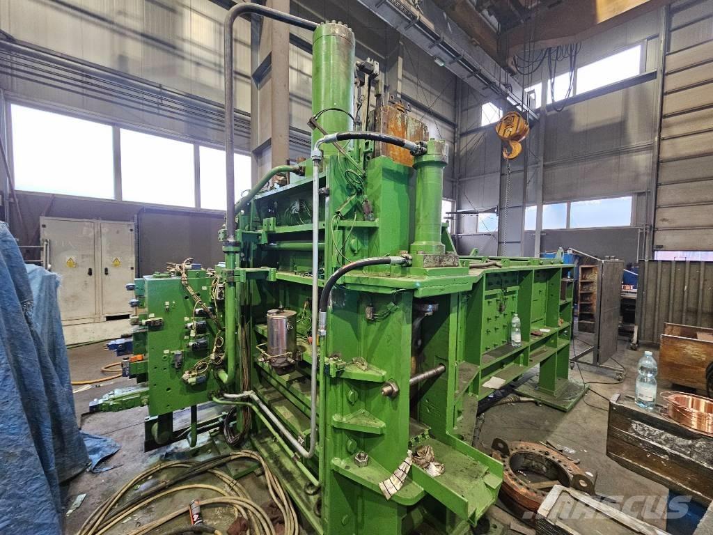  Henschel 30 x 30 Industriële balenpersen