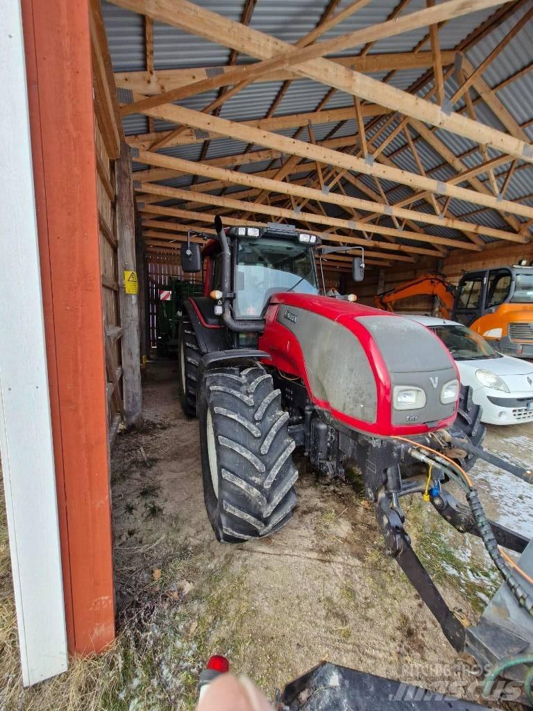 Valtra T 151 hitchec Tractoren