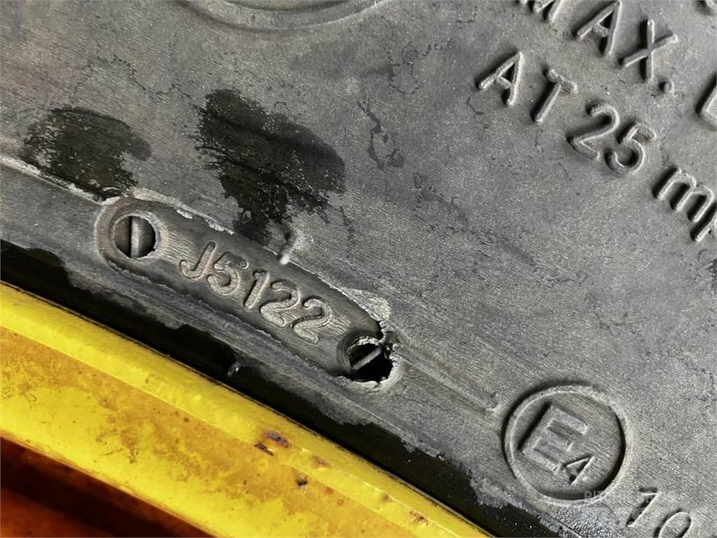 BKT 270/95R32 Banden, wielen en velgen