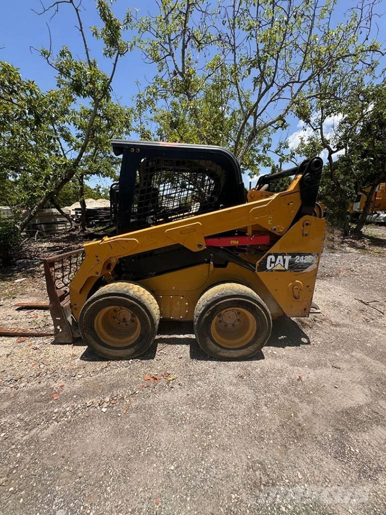 CAT 242 D Schrankladers