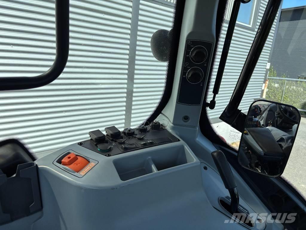 Valtra T 215 Versu Tractoren