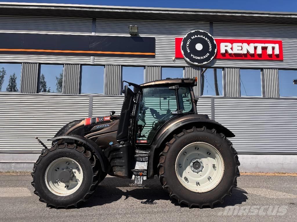 Valtra T 215 Versu Tractoren