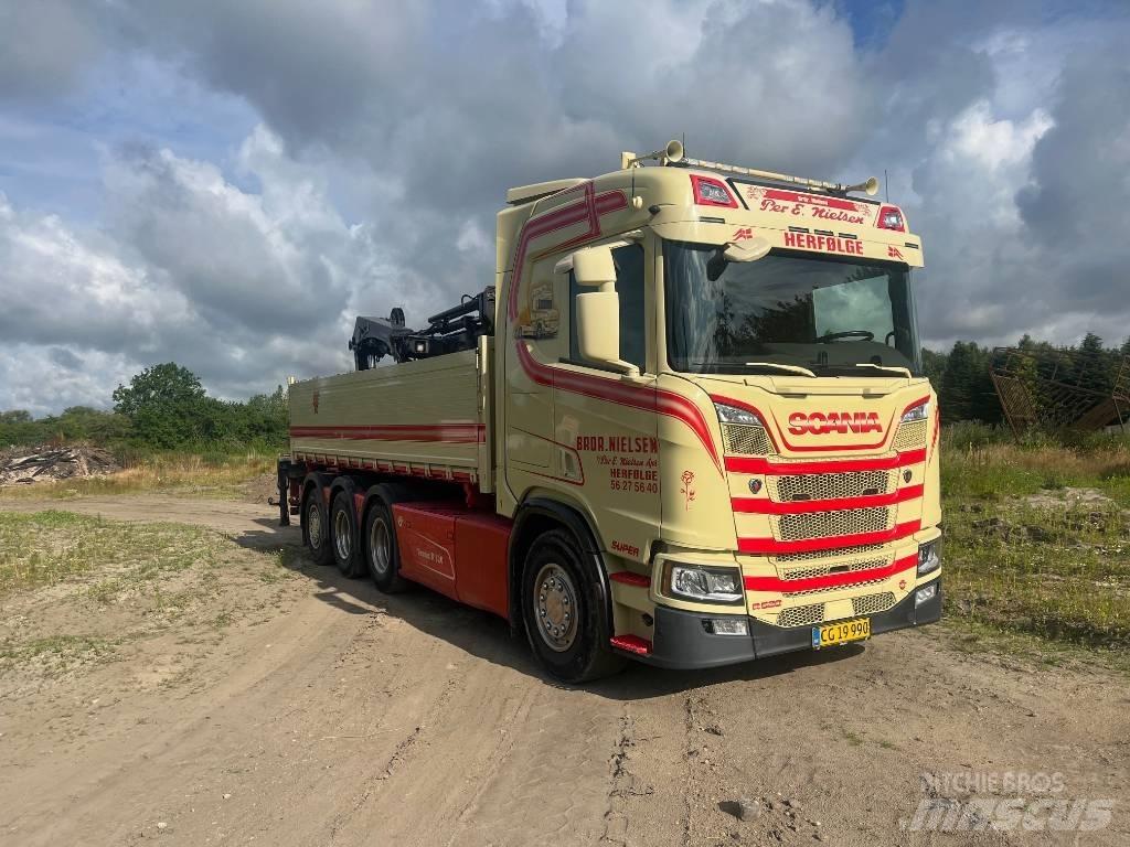 Scania R 520 Tridem Vlakke laadvloer met kraan