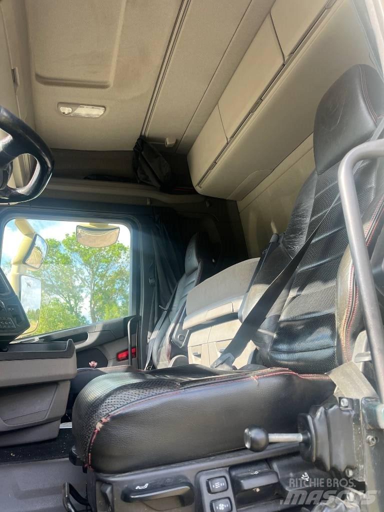 Scania R 520 Tridem Vlakke laadvloer met kraan