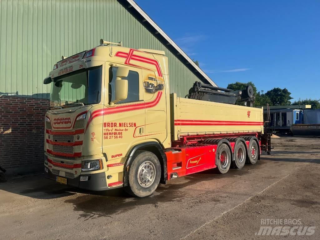 Scania R 520 Tridem Vlakke laadvloer met kraan